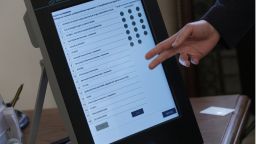 Как да гласуваме с машина - вижте стъпките (снимки/видео)