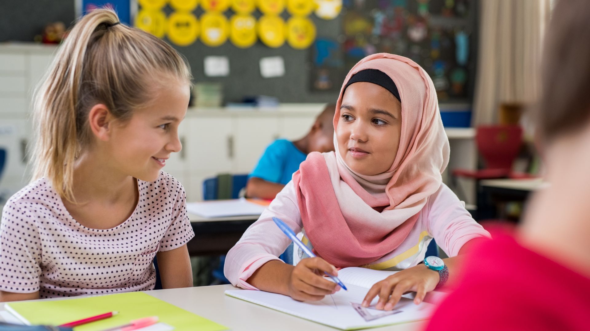 Австрия забрани носенето на ислямски забрадки в началните училища