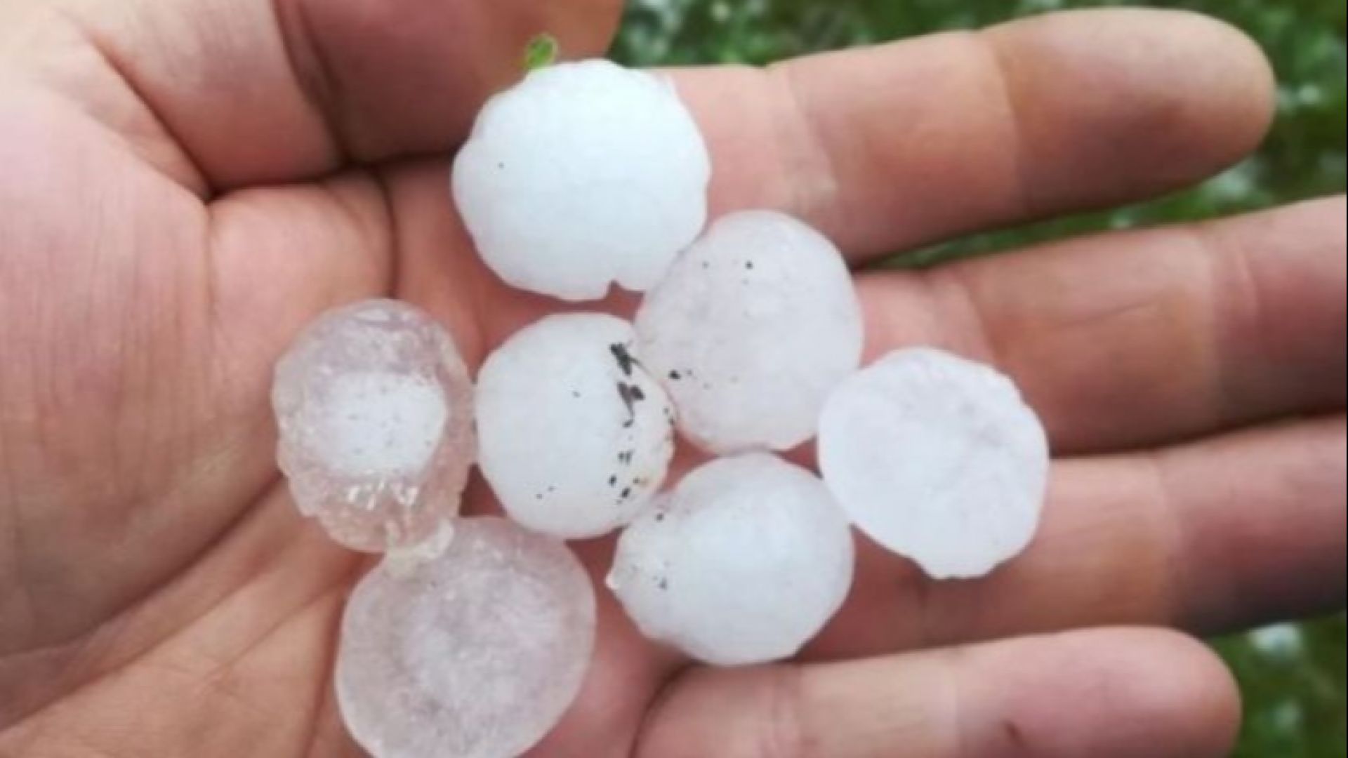 Градушка удари магистрала Тракия край Нова Загора днес следобед и