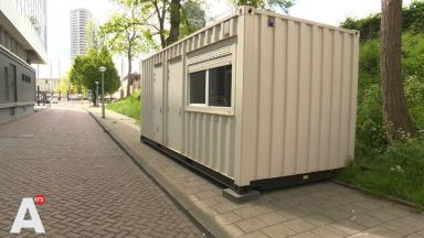 Мамят туристи с товарни контейнери, предлагани като апартаменти в Амстердам (видео)