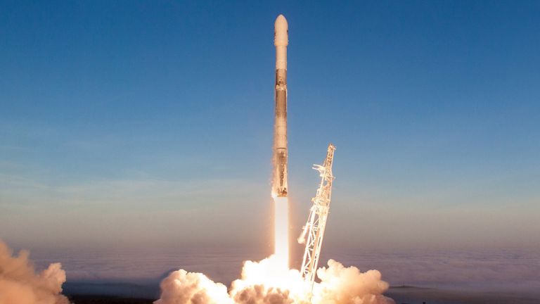 SpaceX отложи пускането на 60 спътника едновременно