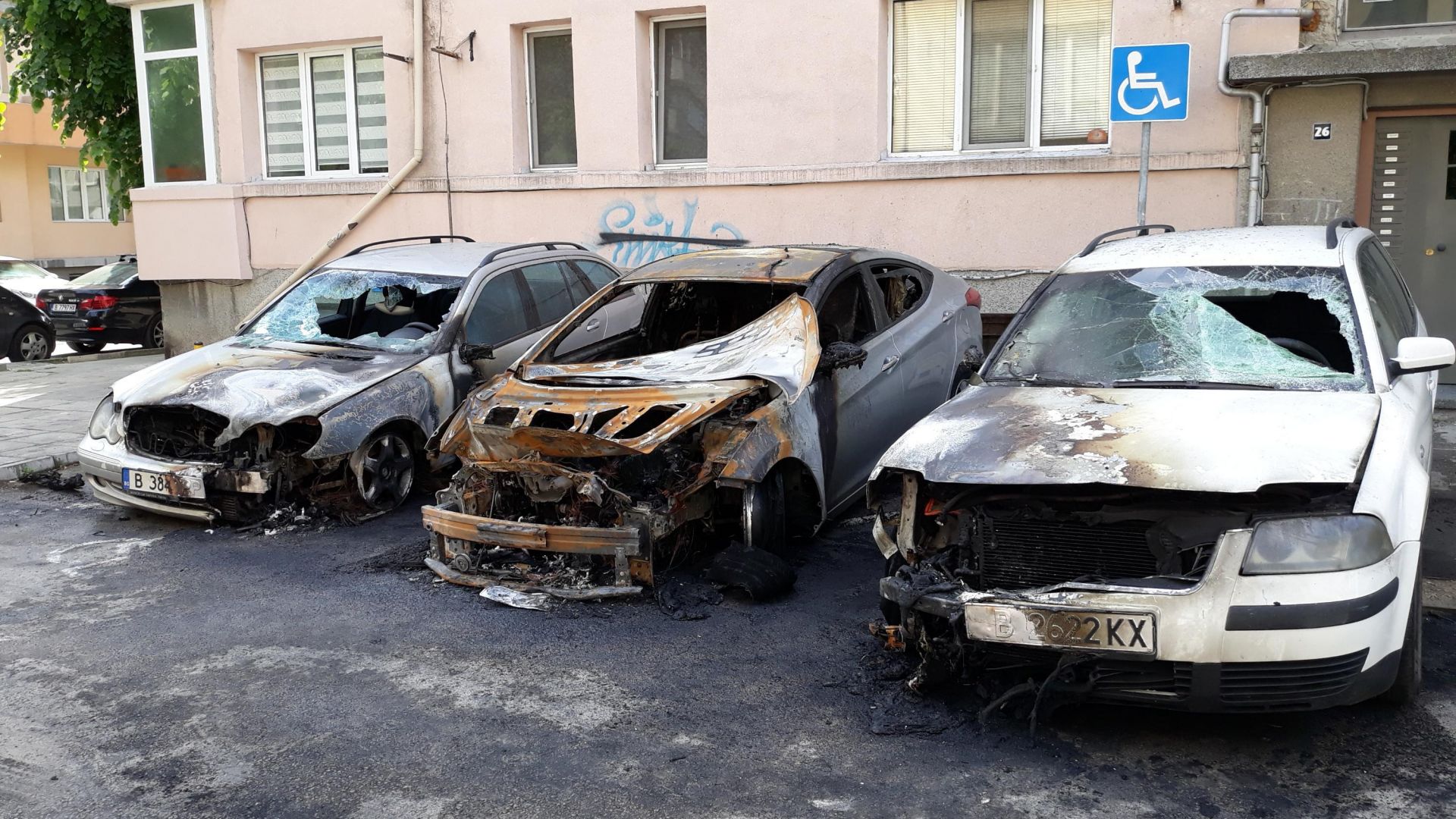 Три коли изгоряха напълно във Варна тази нощ най вероятно след
