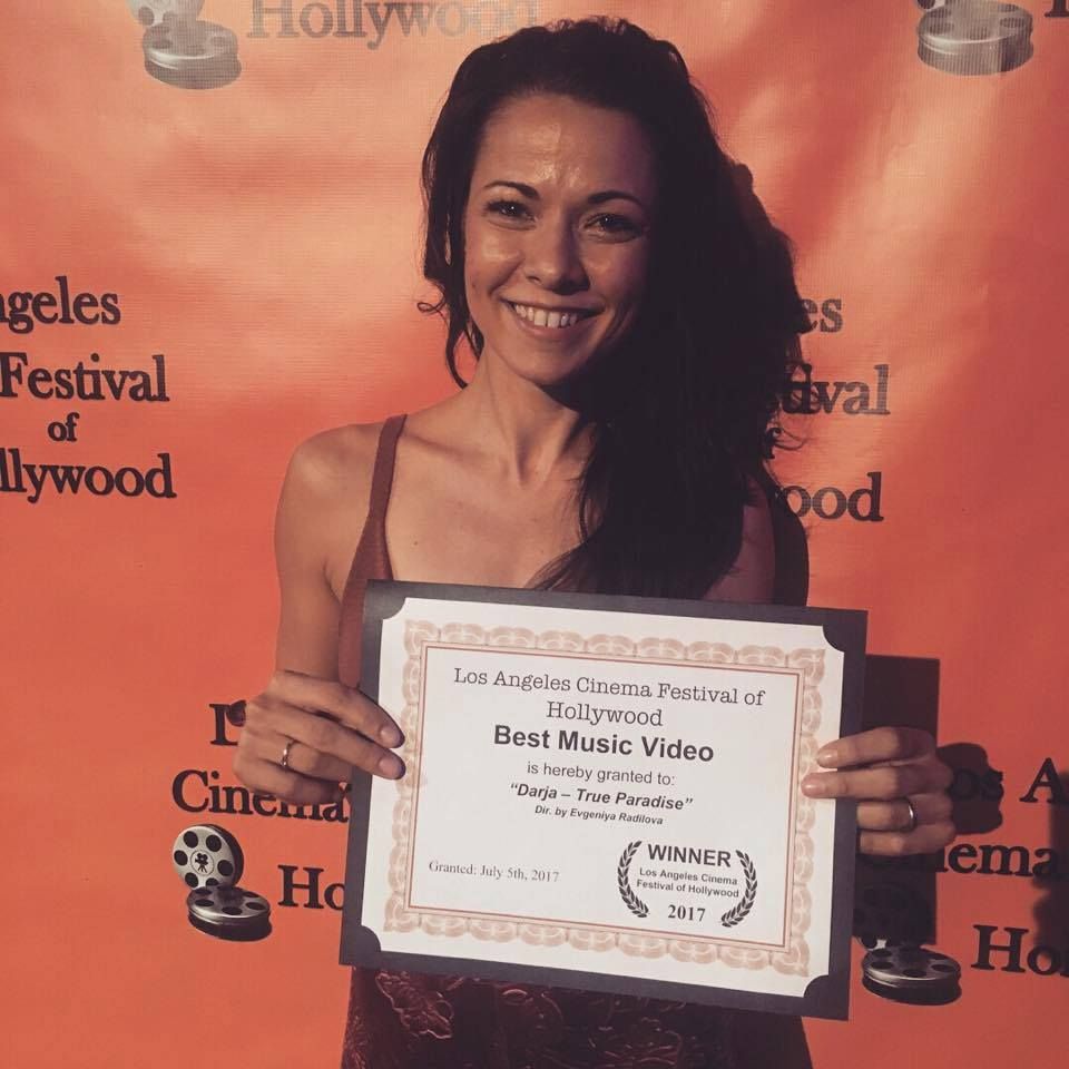 Ени с наградата за най-добър музикален видео клип на холивудския фестивал