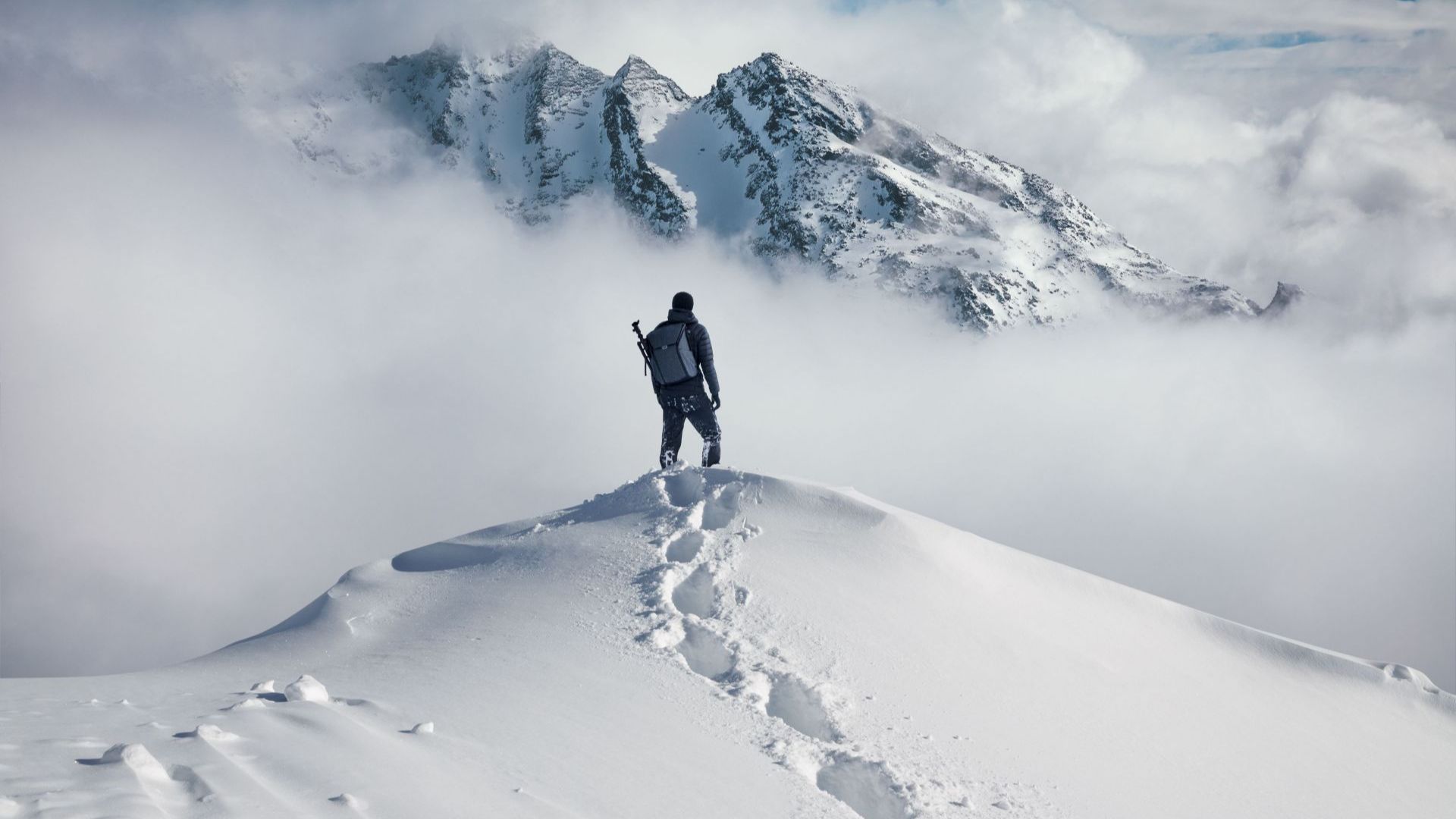 Часове след като стана третият българин изкачил връх Лхотце и