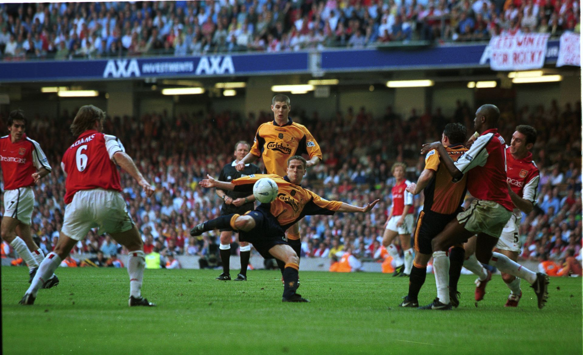 2001 г. Майкъл Оуен вкарва първия си гол за паметния обрат - Ливърпул обърна Арсенал от 0:1 до 2:1 с две попадения на Оуен в последните 8 минути