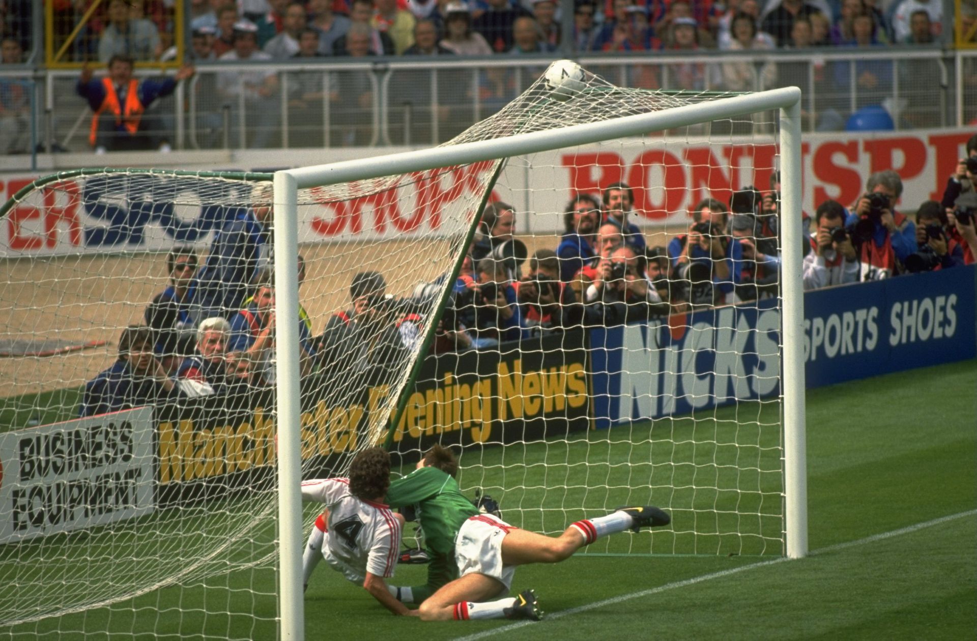 1990 г. Манчестър Юнайтед инкасира късен гол - 3:3 срещу Кристъл Палас. Юнайтед спечели преиграването с 1:0