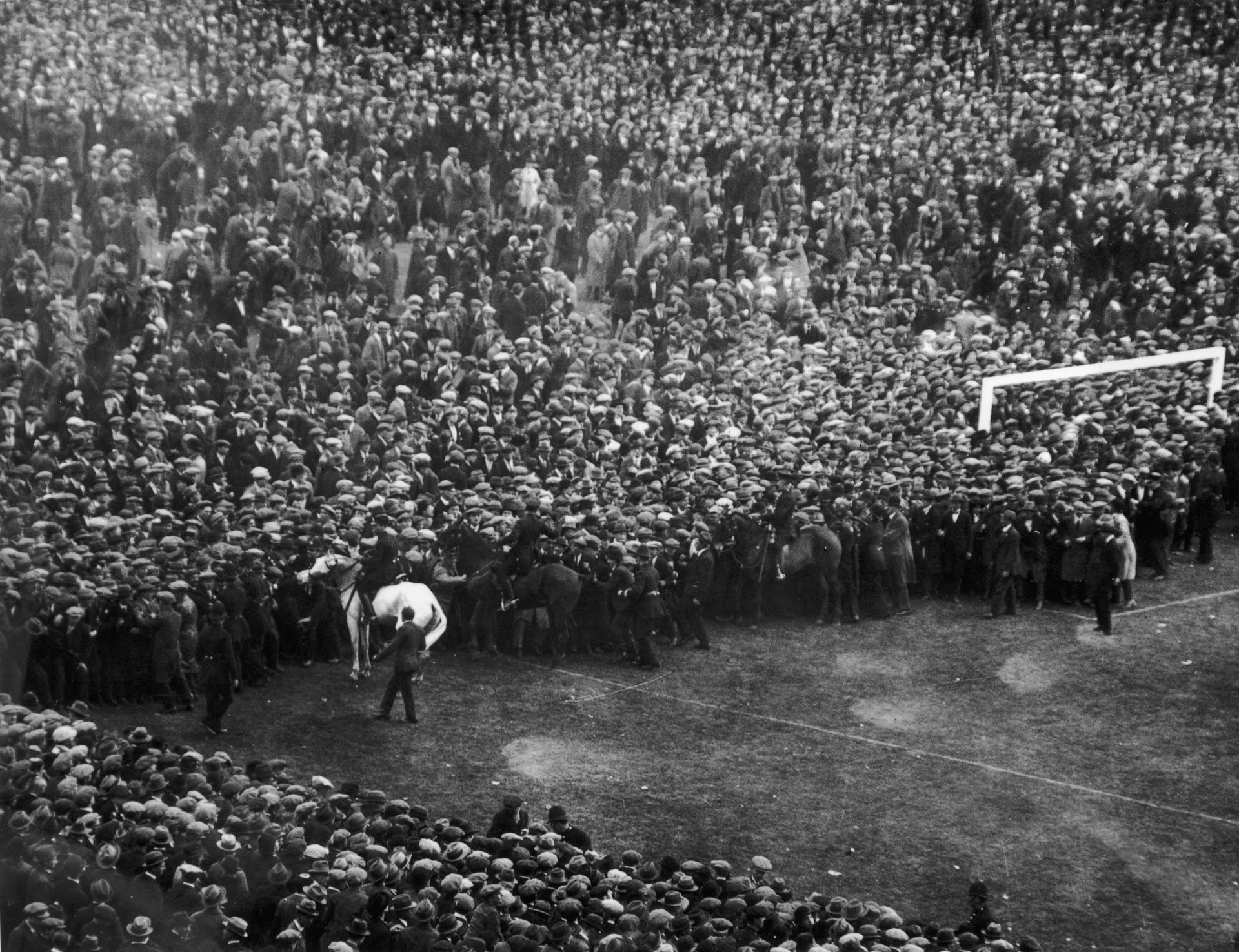 1923 г. - Белият кон Били, който става главен герой и митична фигура в историята на финалите