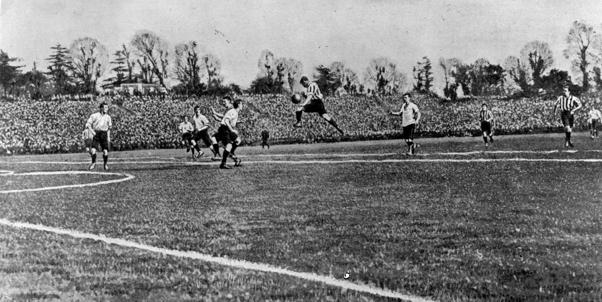 1900 г., Бери бие Саутхемптън с 4:0 на финала, игран на стадион "Кристъл Палас"