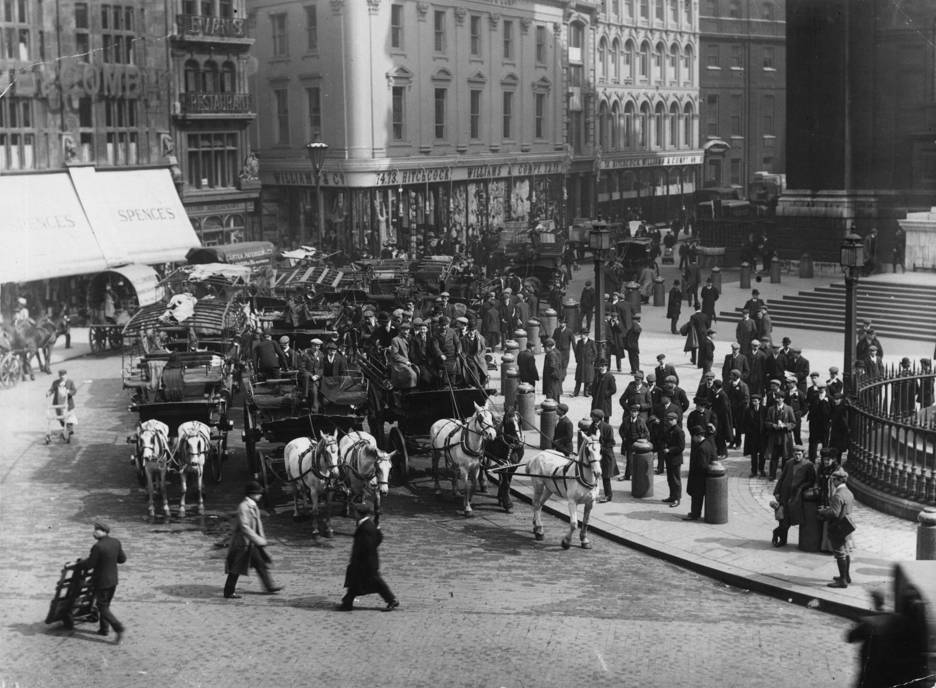 1907 г. Цели колони се изсипват от Ливърпул и Шефийлд по лондонските улици, защото финалът е Евертън - Уензди (1:2)