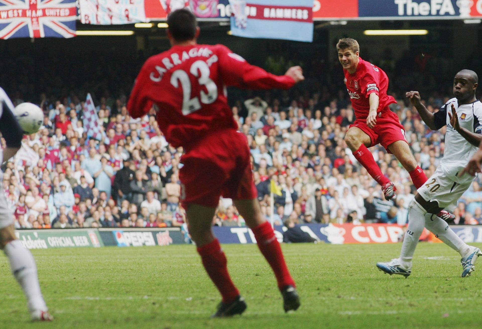 2006 г. - Финалът на Джерард и неговия незабравим удар от над 30 метра в последната минута, който спаси Ливърпул от загуба - 3:3 срещу Уест Хем и победа с дузпи след това