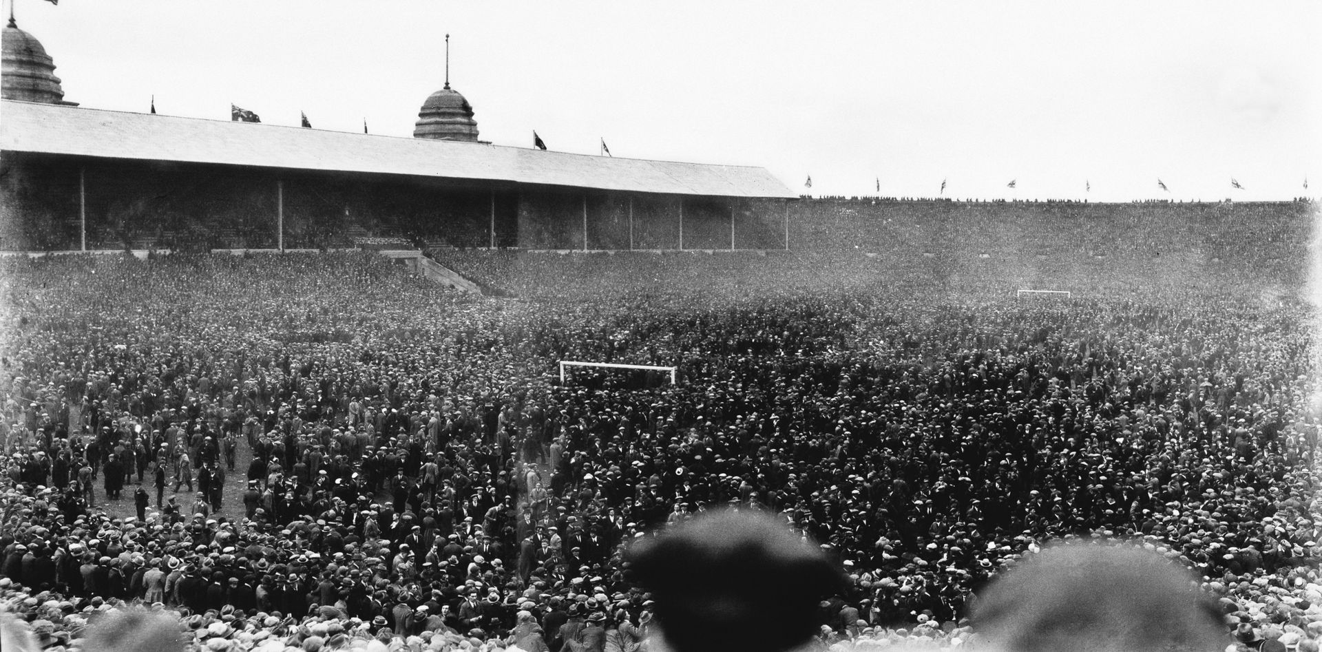 1923 г. Така изглежда теренът, който дълго не може да бъде разчистен от тълпите и мачът да започне