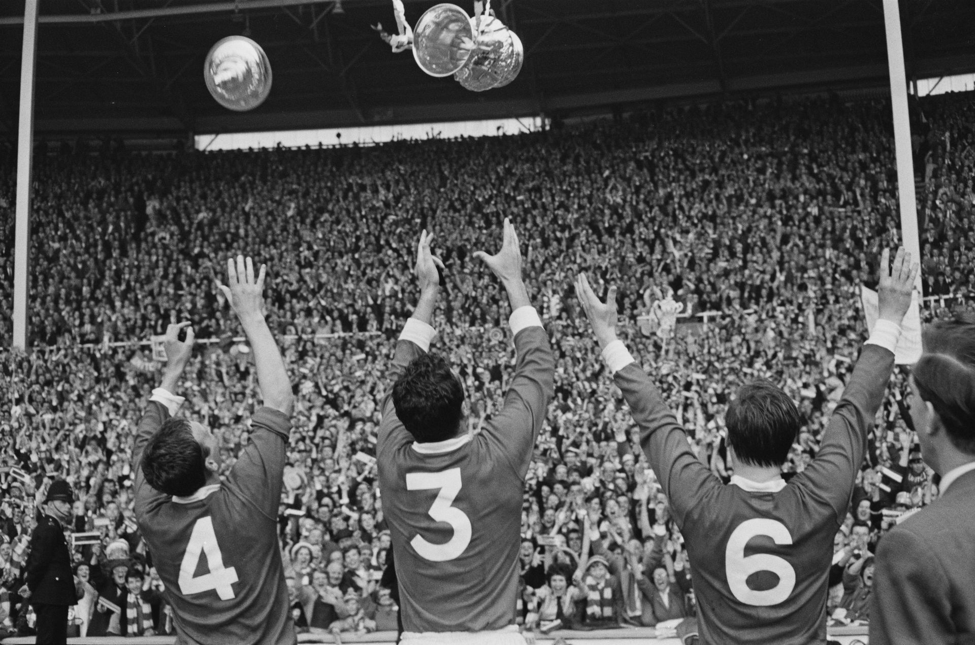 1963 г. Манчестър Юнайтед е носител на трофея след 3:1 над Лестър на финала