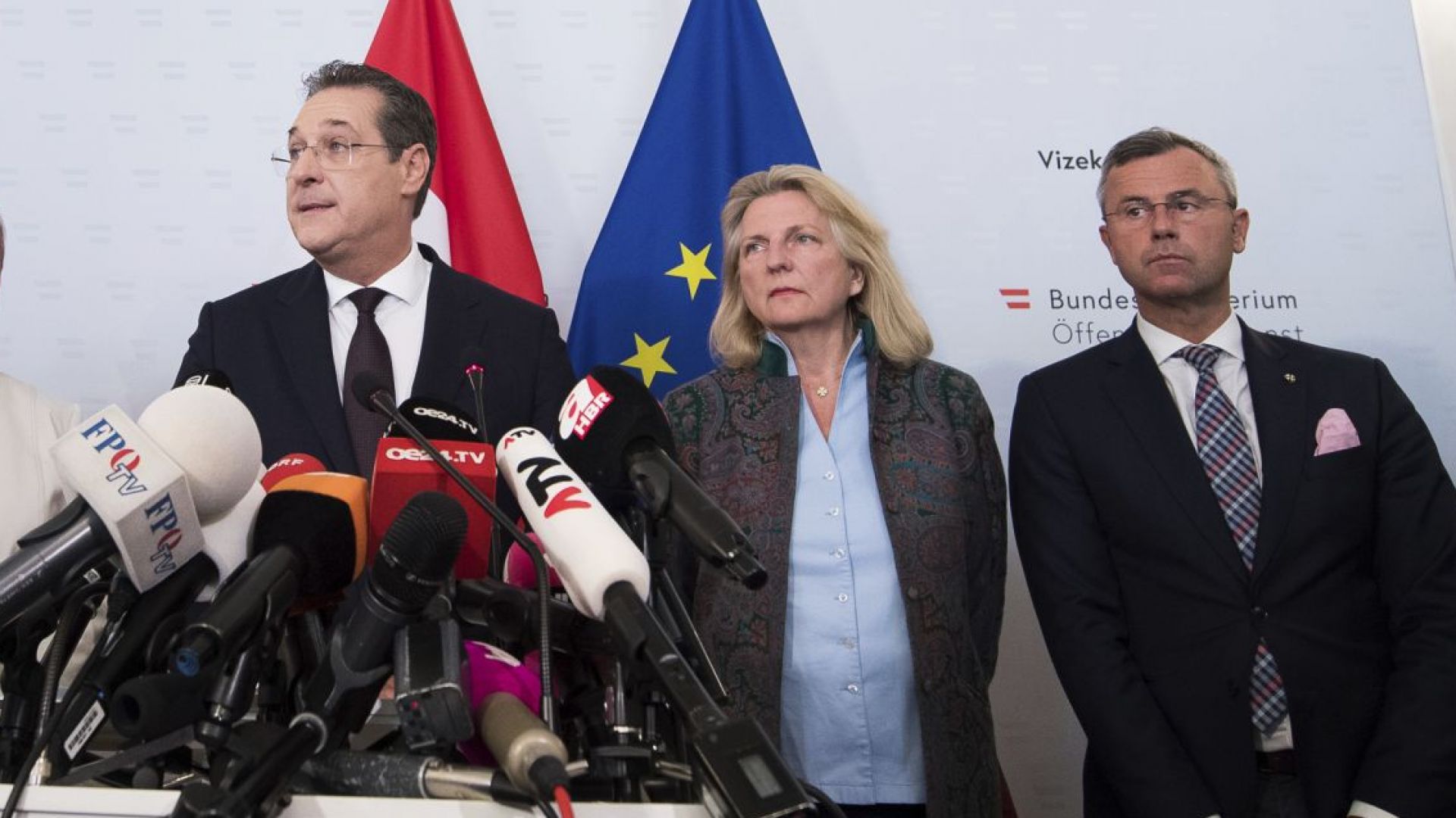 Австрийският вицеканцлер Ханс Кристиян Щрахе от крайнодясната Партия на свободата съобщи