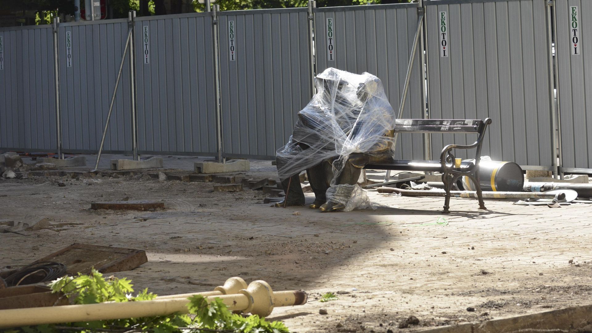 Строителните огради на пл Славейков чието обновяване е част от