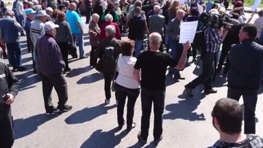 Протестиращи блокираха Цариградско шосе при Горубляне (видео)