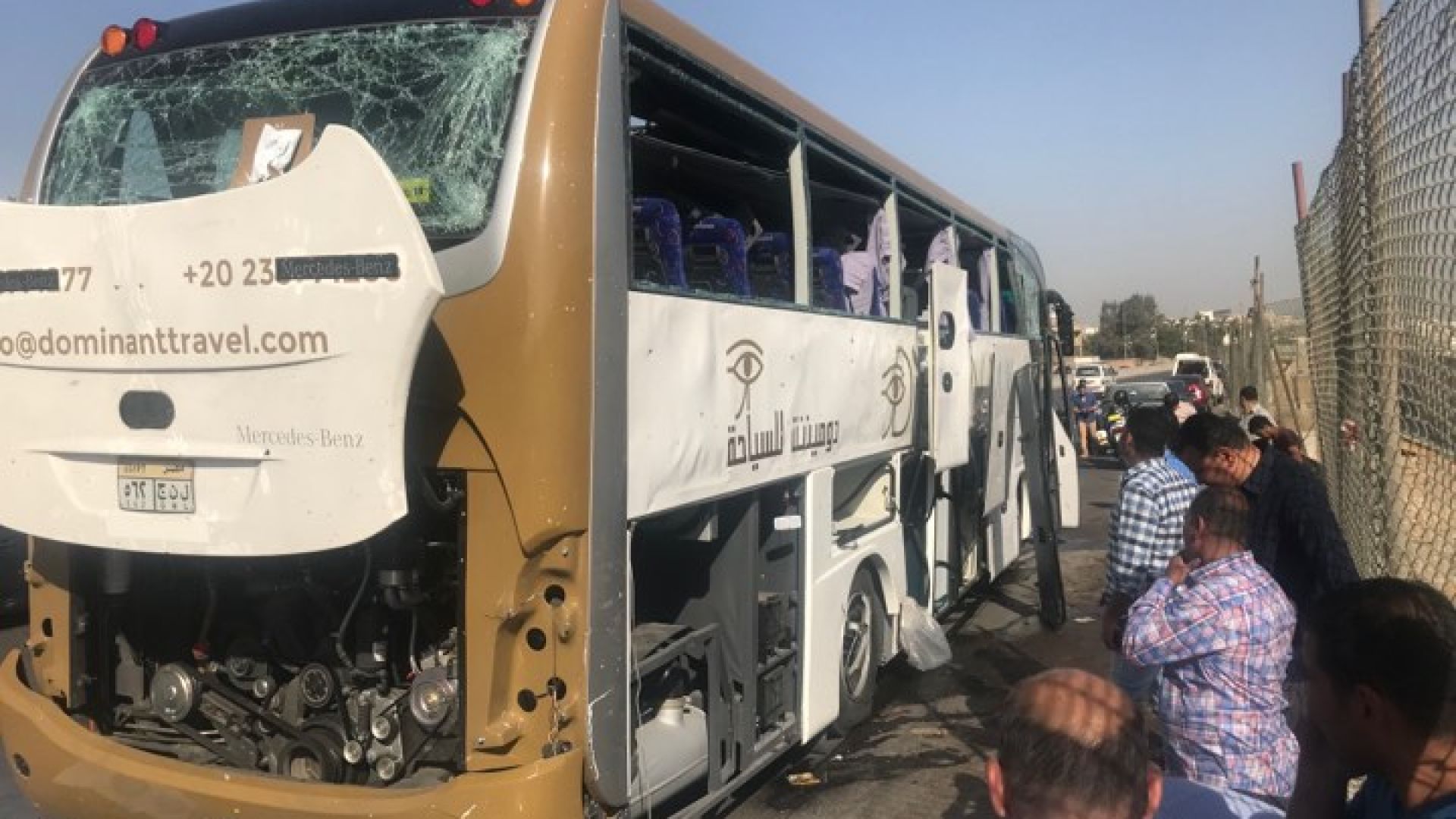 Бомба избухна до туристически автобус в Кайро (снимки)