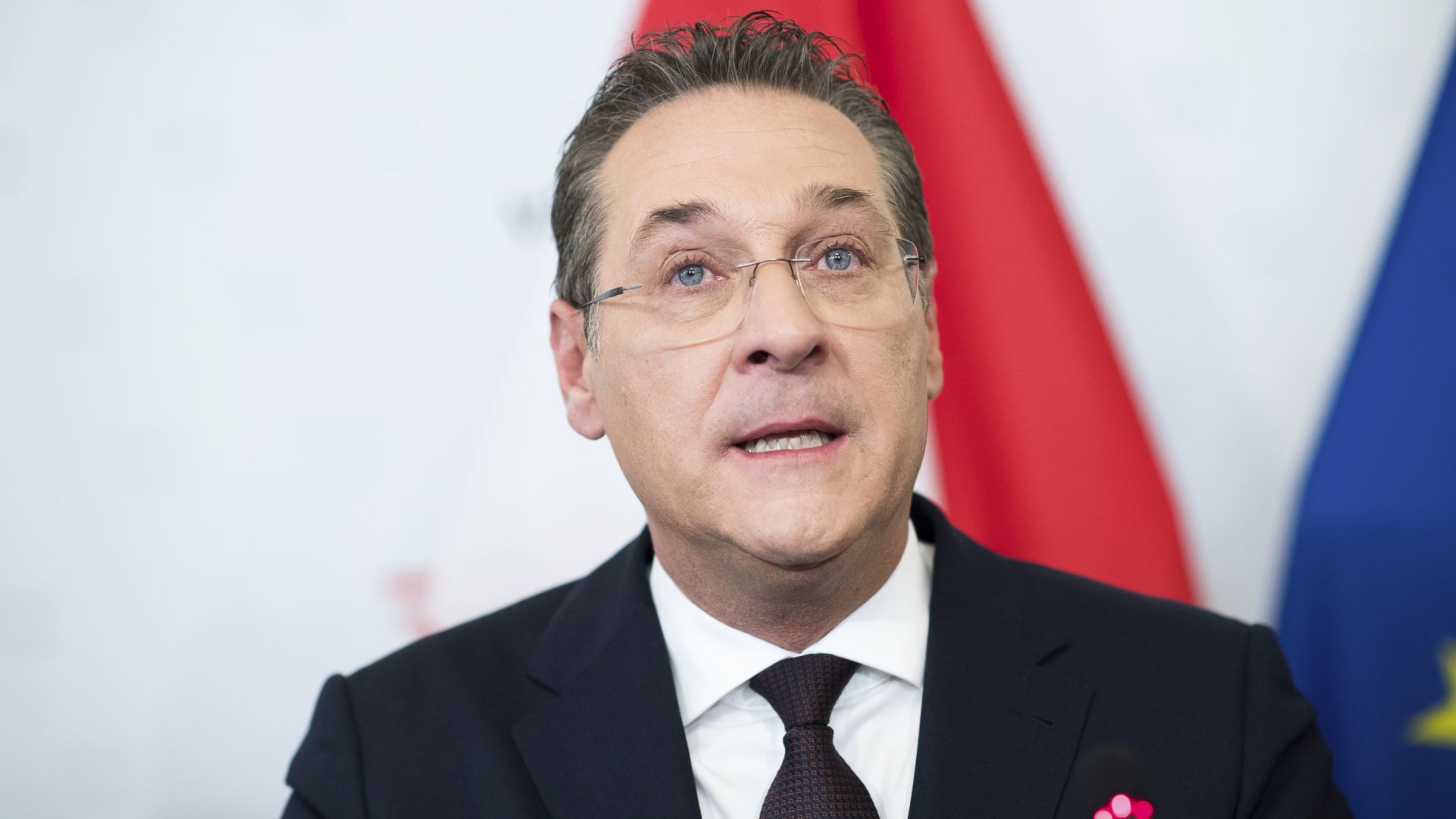 Виж още Австрийският вицеканцлер Щрахе подаде оставка след корупционен скандал
