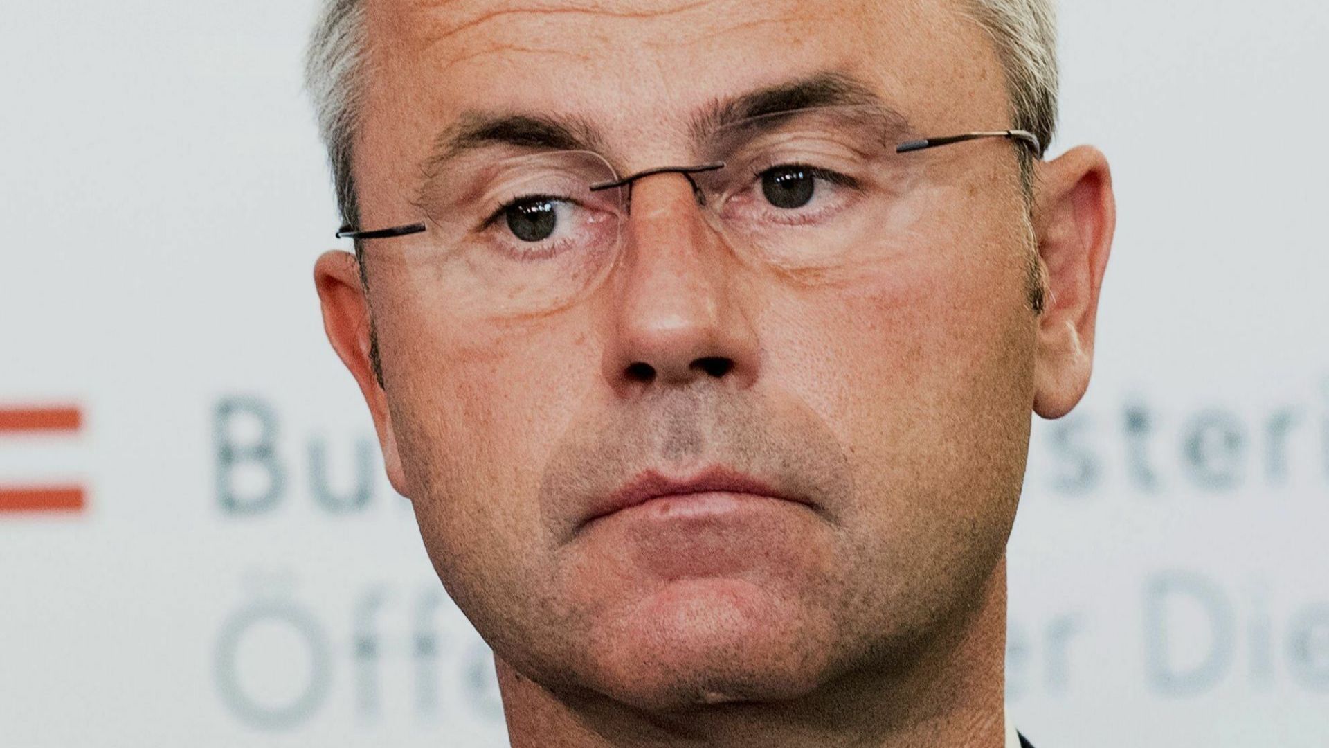 Австрийският министър на транспорта Норберт Хофер бе избран за председател