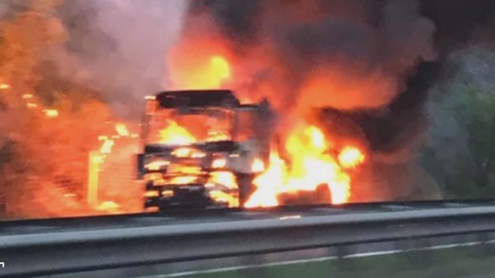 Тежкотоварен автомобил се запали в движение и изгоря на магистрала