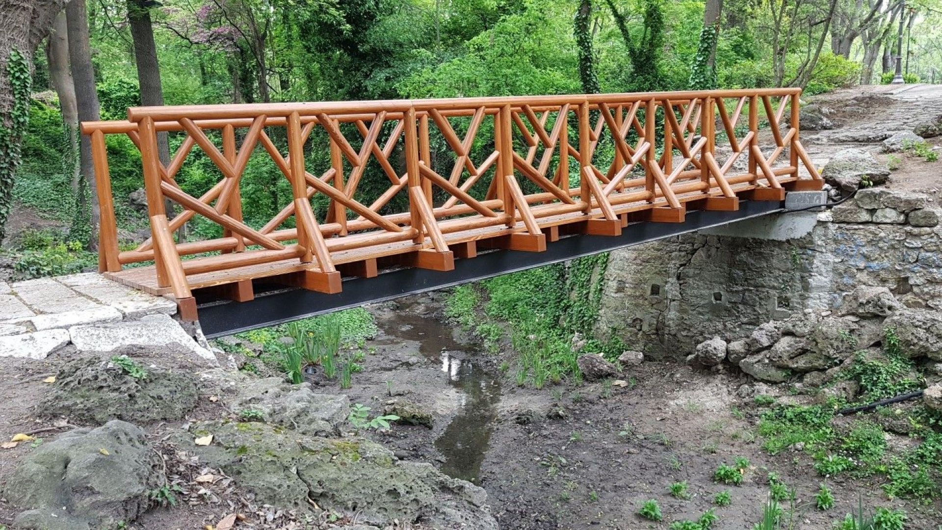 Новият мост на желанията в Морската градина е вече поставен