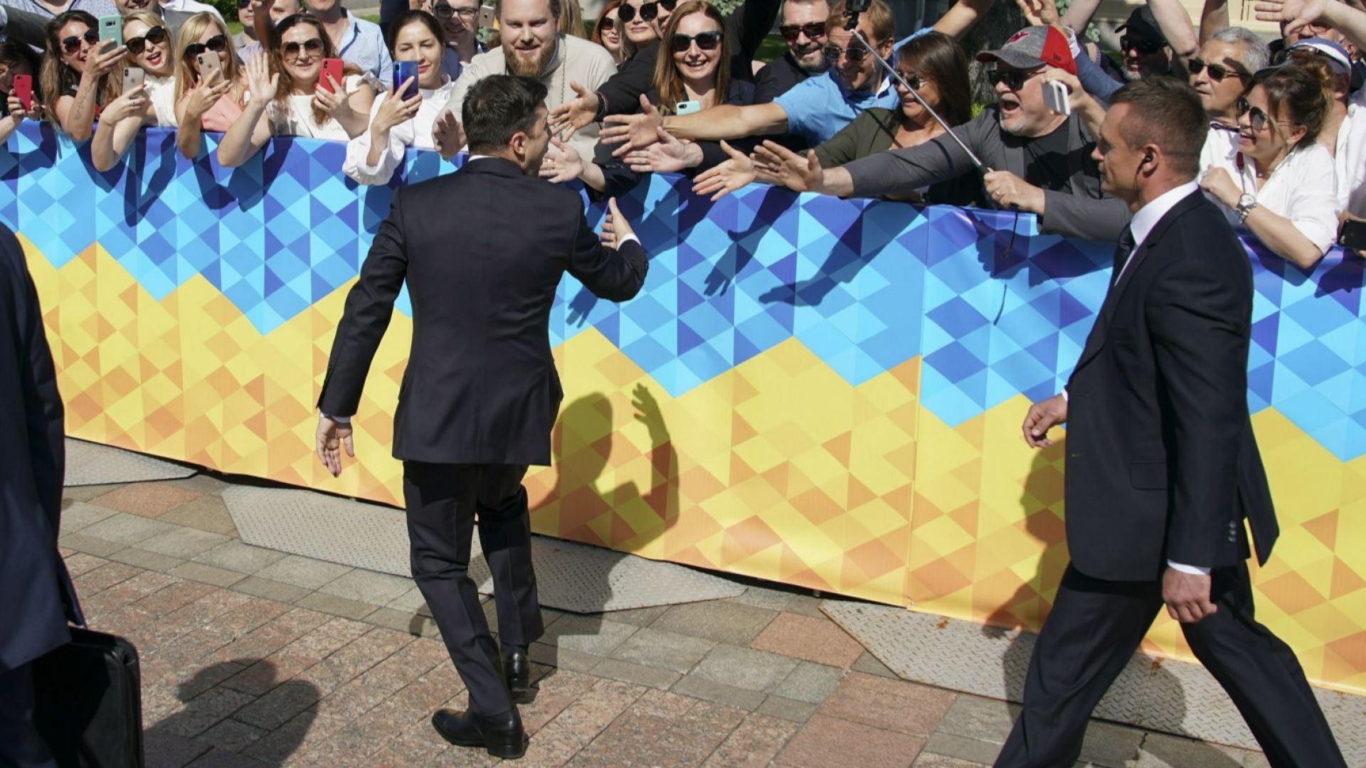 Нововстъпилият в длъжност президент на Украйна Володимир Зеленски разпусна Парламента