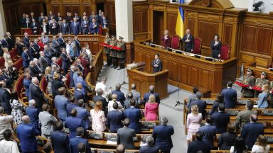 Часове по късно стана ясно че той е бил арестуван предаде