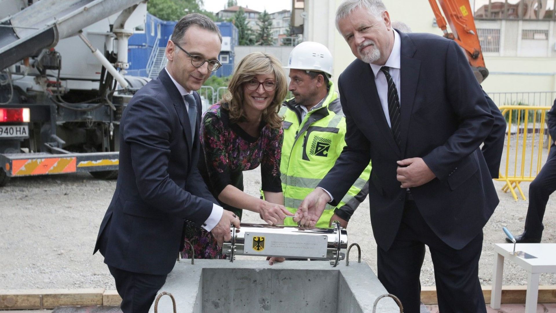 На тържествена церемония в присъствието на външните министри на Германия