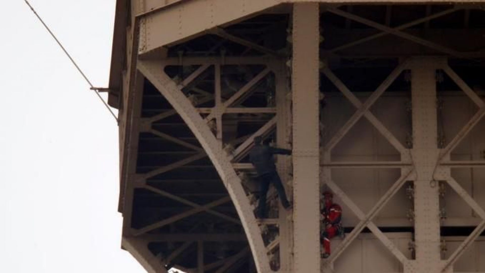 Айфеловата кула бе евакуирана заради забелязан мъж който се катери