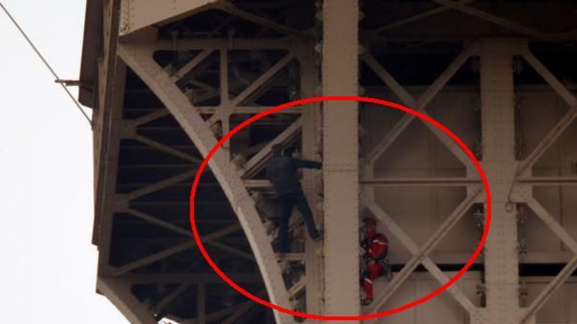 Айфеловата кула бе евакуирана заради забелязан мъж който се катери