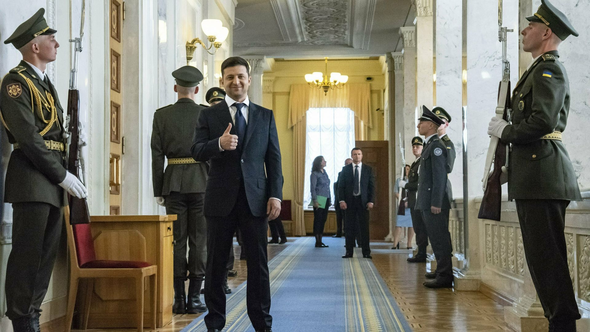 Ден след като новият президент на Украйна Володимир Зеленски встъпи
