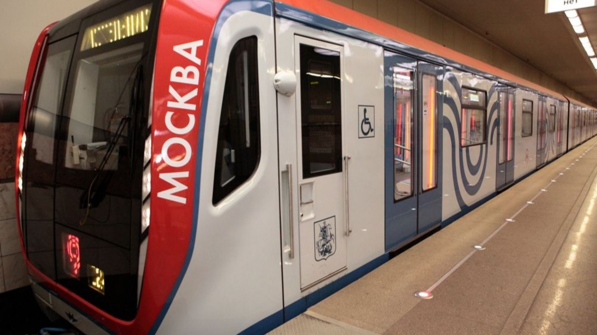 Около 1000 пътници бяха блокирани с часове в московското метро
