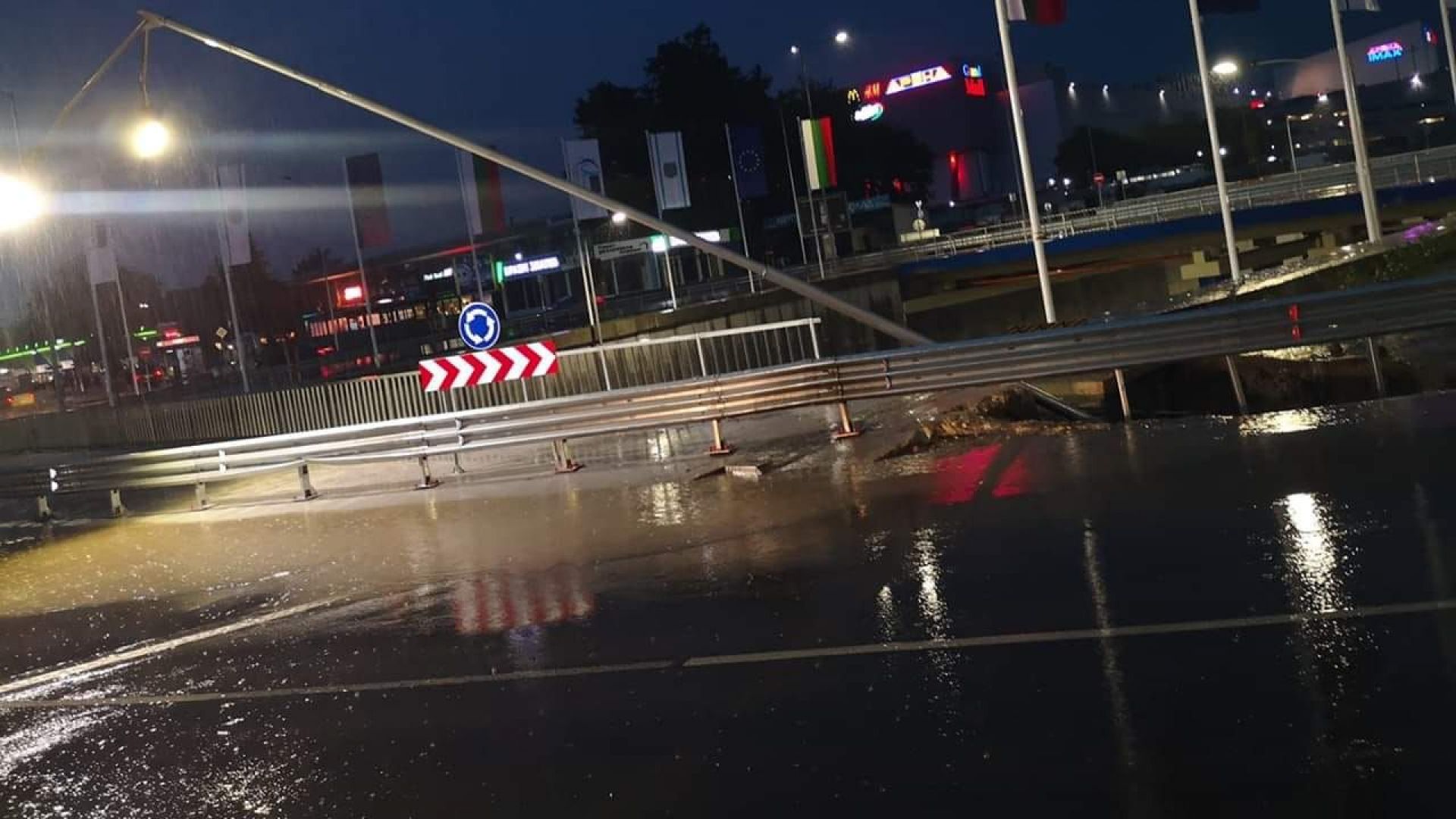 Новоремонтирано двуетажно кръгово кръстовище във Варна пропадна след дъжда във