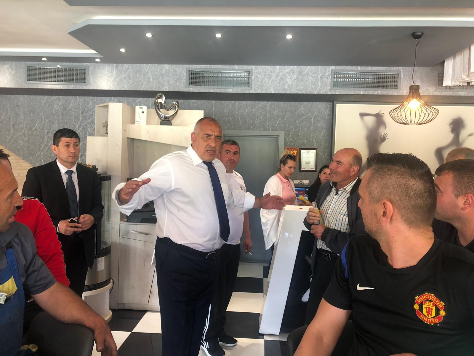 Преди да посрещне гръцкия премиер, Бойко Борисов разговаря с хора от Кирково