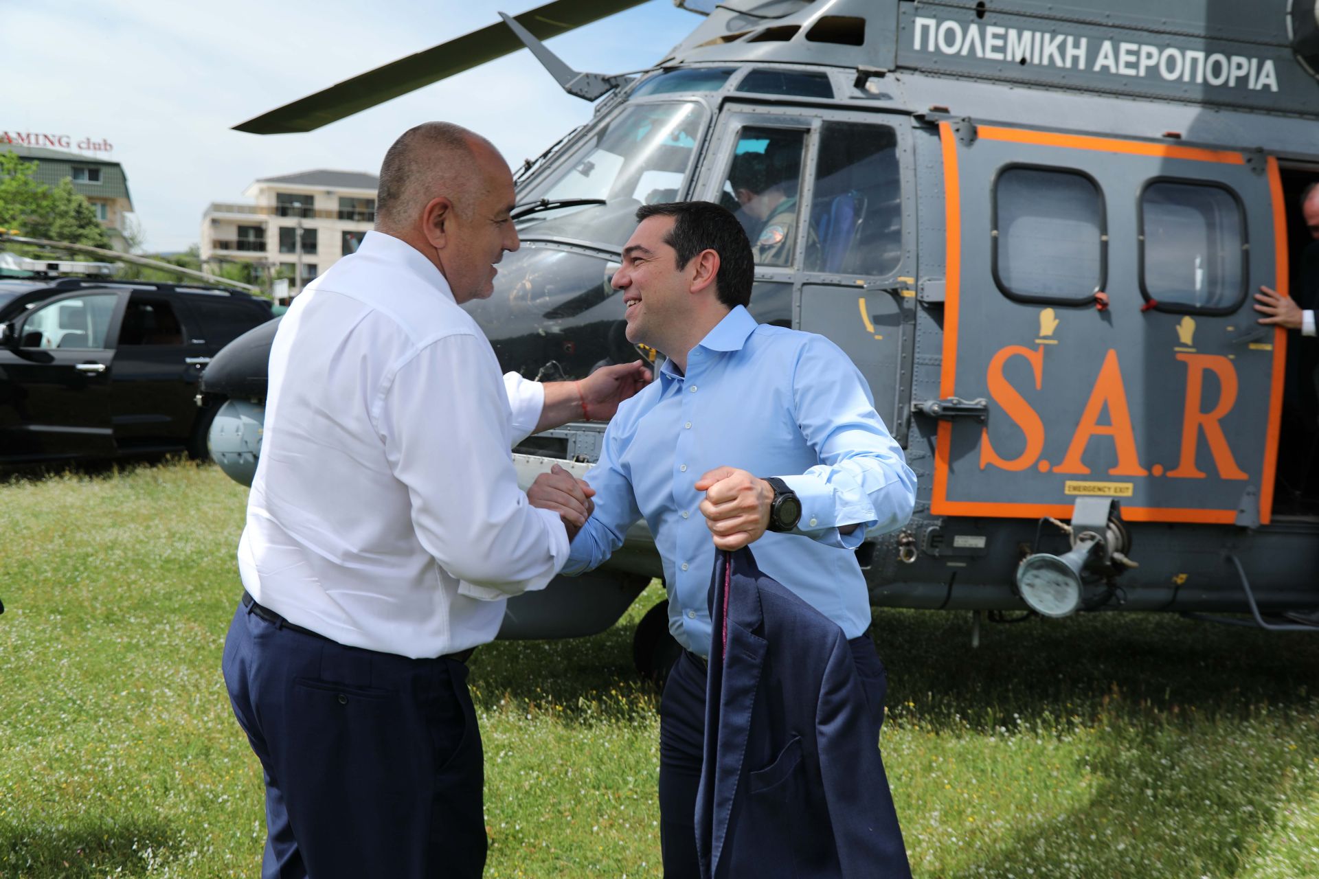 Бойко Борисов посрещна край Кирково Алексис Ципрас, който пристигна с хеликоптер Eurocopter AS332 Super Puma, използван от гръцките спасителни служби