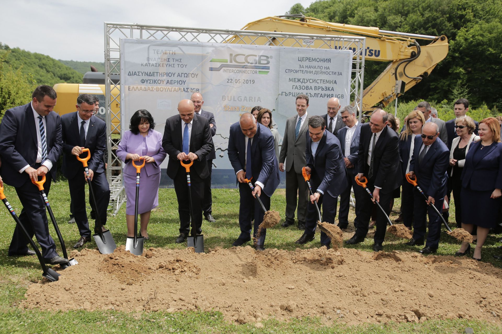 Теменужка Петкова и Томислав Дончев участваха в първата копка заедно с двамата премиери