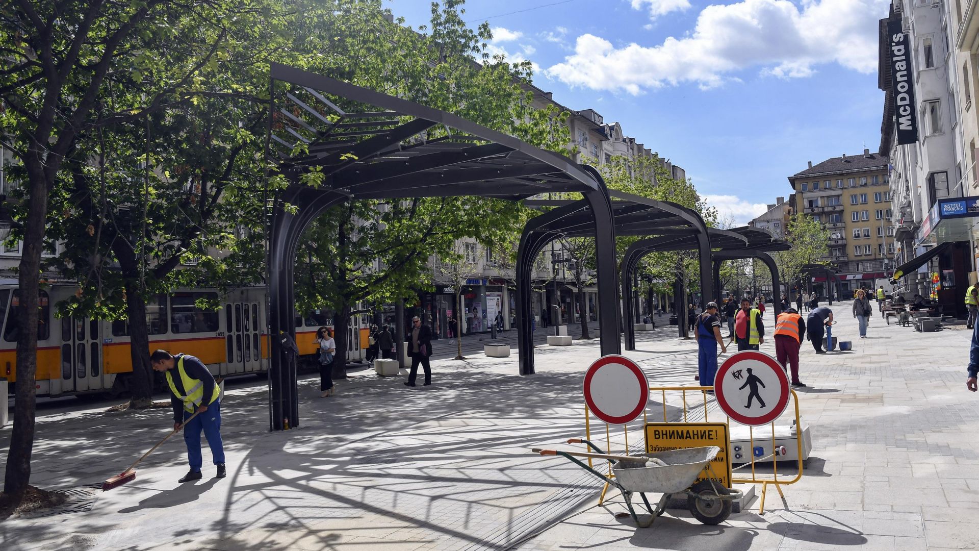 Близо година след началото на ремонта на площад Славейков работници