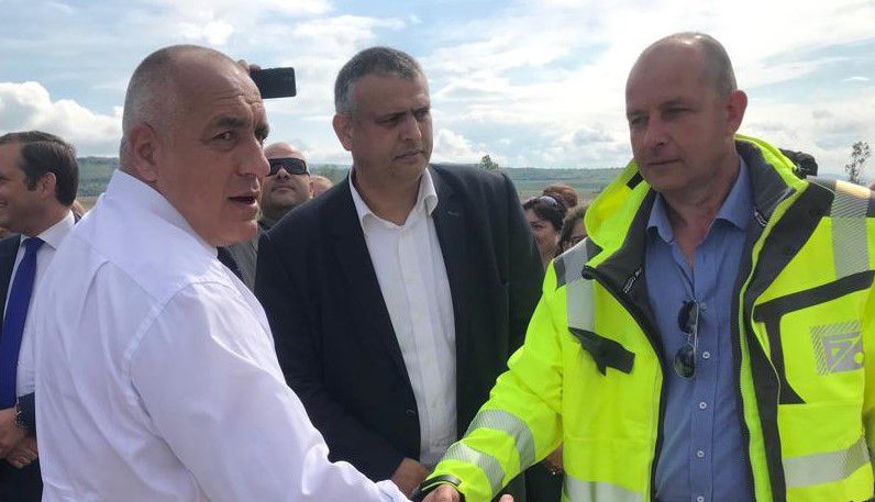 Премиерът и шефът на АПИ Георги Терзийски (в средата) направиха инспекция на пътя от Калотина до Околовръстното на София