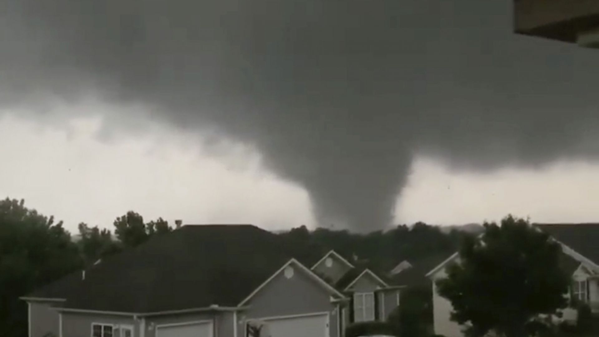 Мощно торнадо връхлетя Джеферсън столицата на щата Мисури в