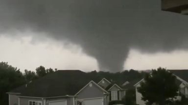 Един човек загина а десетки са ранени при мощно торнадо