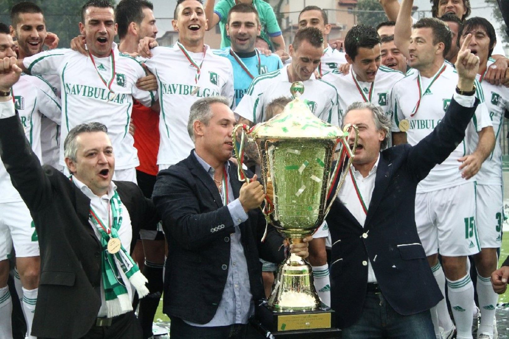 Лудогорец ликува след подаръка от София - шампиони за 2013 г., след като лидерът Левски не успя да бие Славия в последния кръг