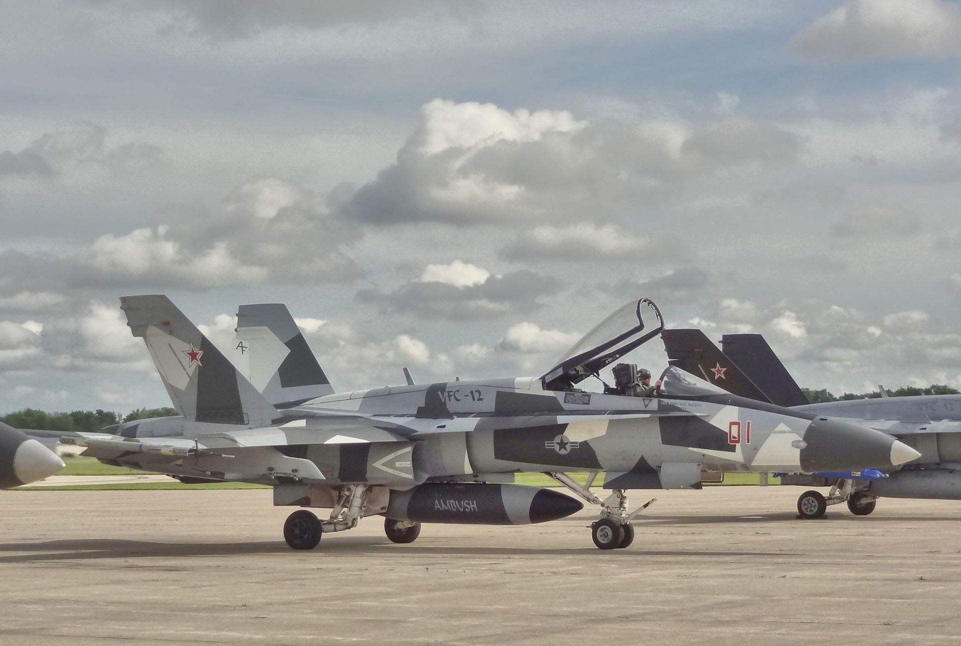 F-18 в старите цветове на Су-57