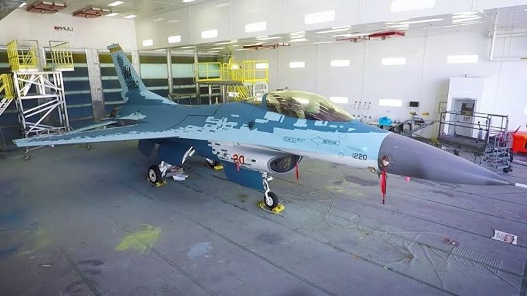 F-16 имитира Су-57 (снимки)