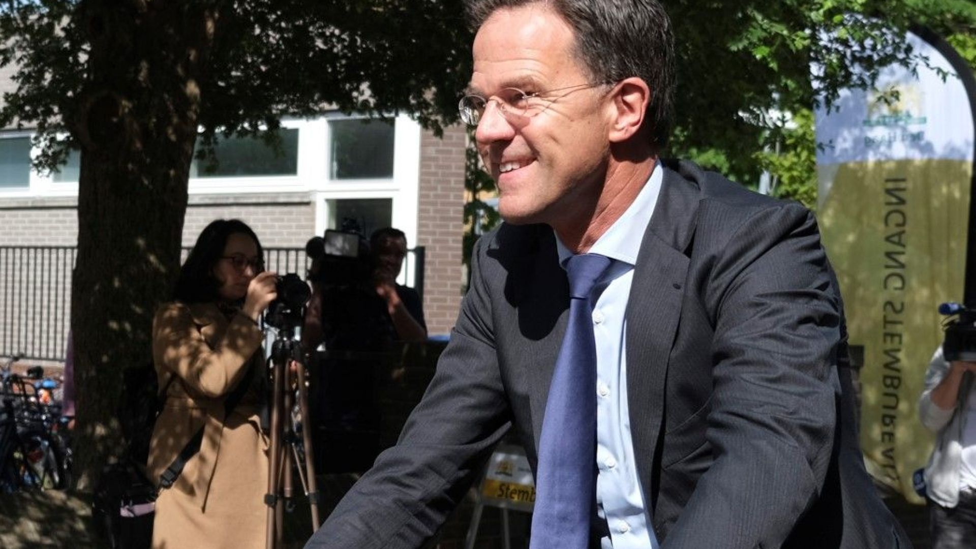 Премиерът на Холандия Марк Рюте пристигна днес на велосипед до