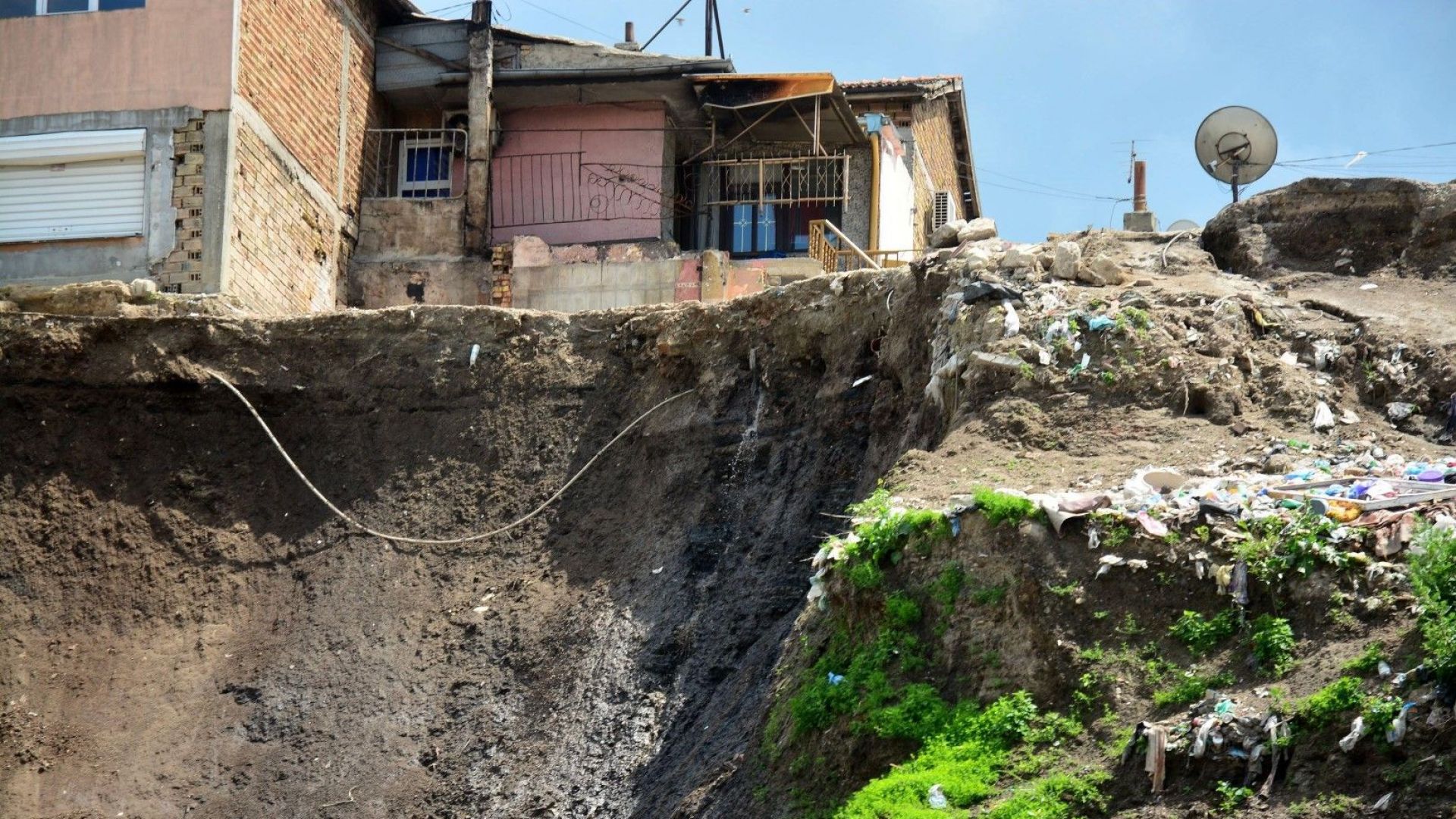 Събориха незаконната къща която предизвика свлачището във Варна Багер срина