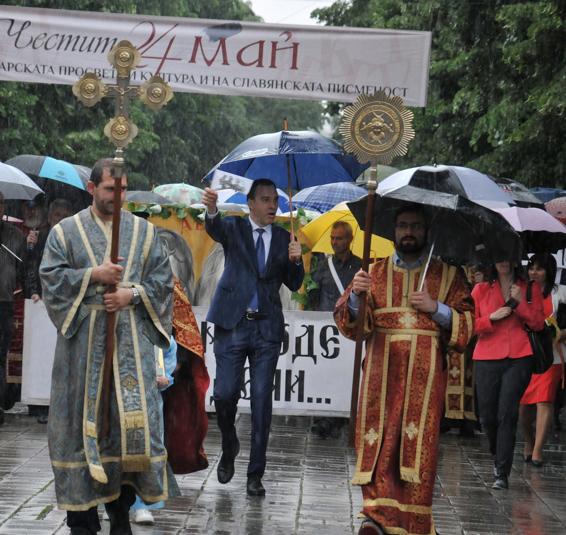 Кметът на Бургас поведе шествието в града 