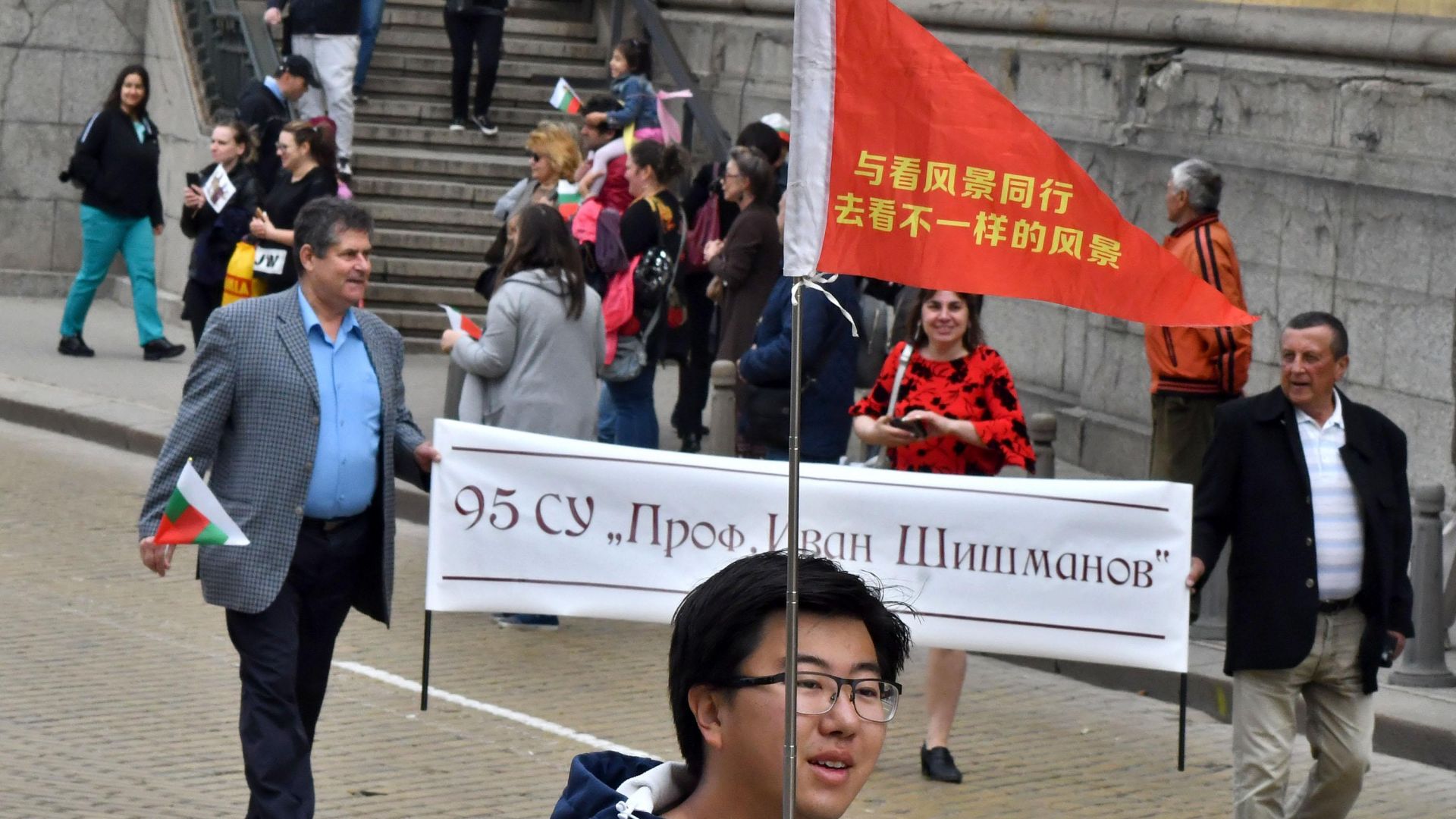 Китайски туристи неволно се включиха в празничното шествие за 24