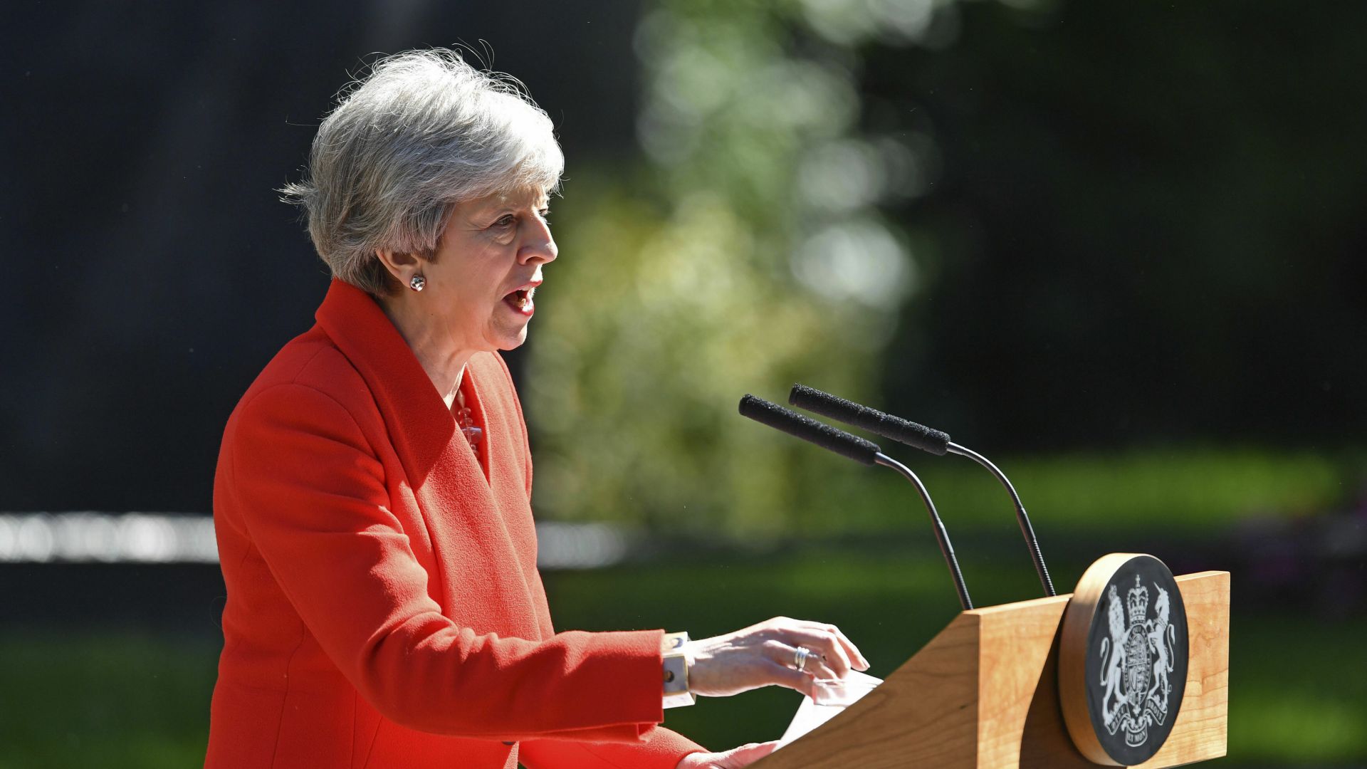 Британският премиер Тереза Мей отправи завоалирана критика към консерватора
