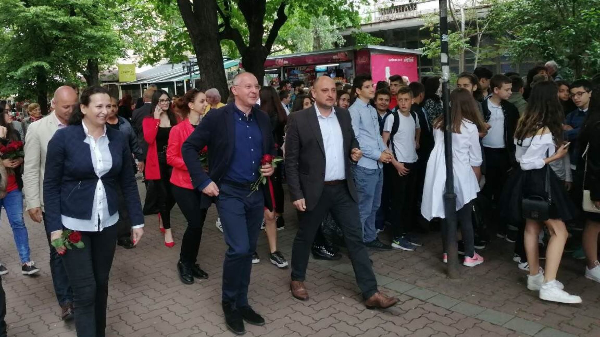 Станишев на шествието в Кюстендил: Винаги се вълнувам на 24 май! Честит празник!