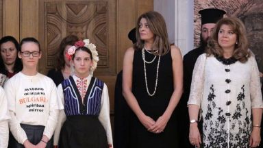 Десислава Радева с дълга черна рокля на традиционния прием на президента