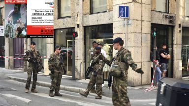  Заподозреният за атентата в Лион - с тъмни очила и армейски шал 